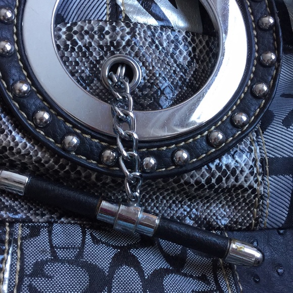 Patterned Guess purse - Picture 3 of 6